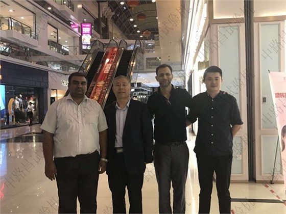 与印度客户合影