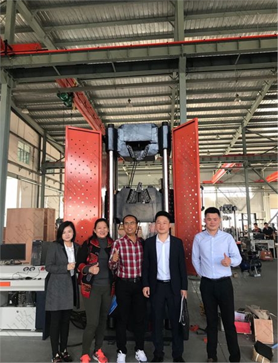 与客户拍照留念